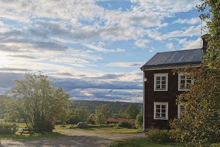 Exterior. Spacious Farmhouse – Skiing, Forest & Town. Pet-friendly!