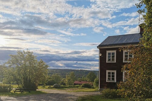 Spacious Farmhouse – Skiing, Forest & Town. Pet-friendly!