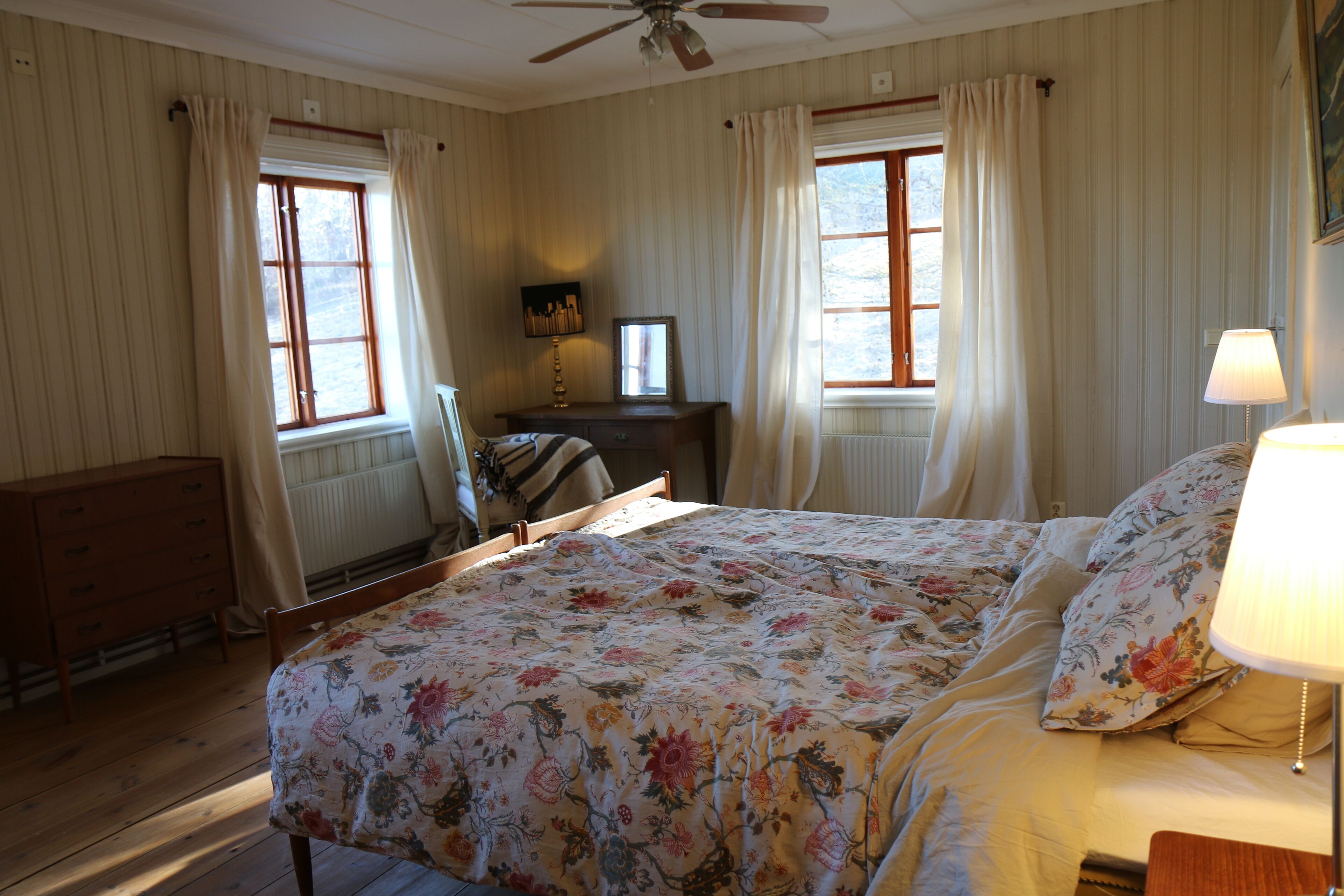 4 bedrooms, iron/ironing board, Internet, bed sheets