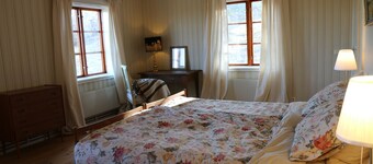 Spacious Farmhouse – Skiing, Forest & Town. Pet-friendly!