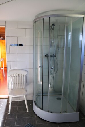 Bathroom - Spacious Farmhouse – Skiing, Forest & Town. Pet-friendly! (Svenstavik)