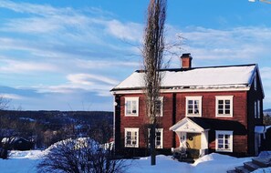 Exterior - Spacious Farmhouse – Skiing, Forest & Town. Pet-friendly! (Svenstavik)