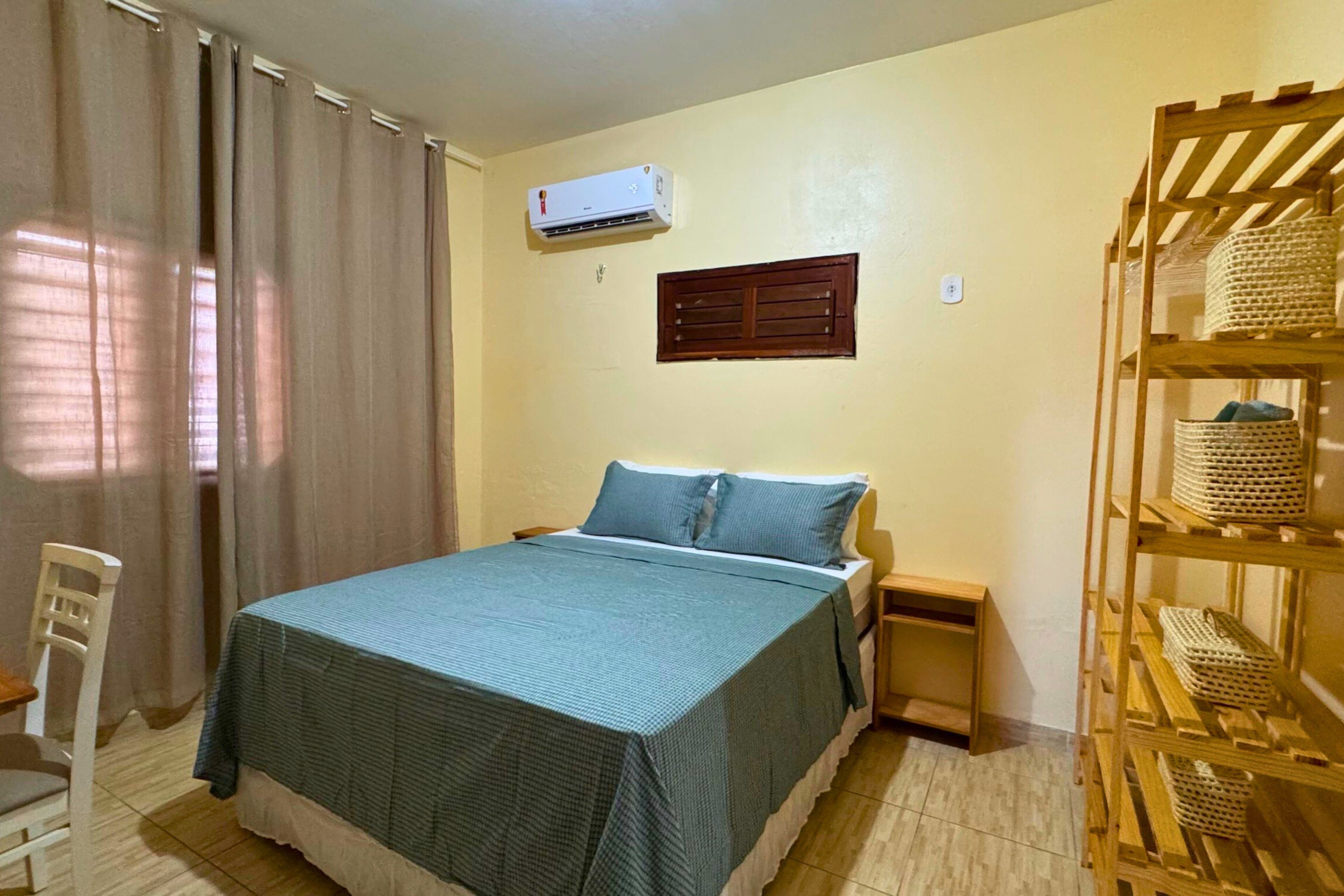 Ferros/tábuas de passar roupa, acesso à internet, roupa de cama