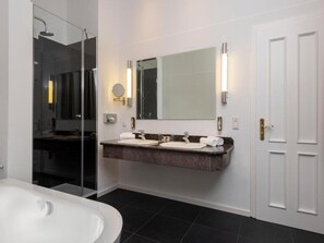 Apartment | Bathroom | Bathtub - Sunday Resort Rugen Manor Suite (Sagard)