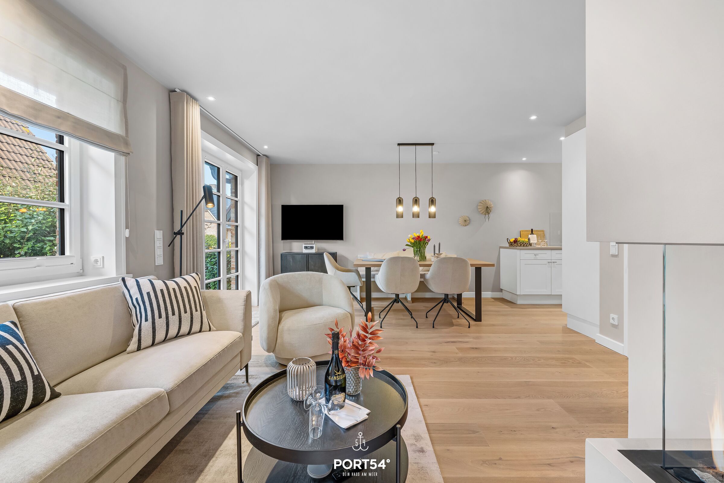 Una televisión, una chimenea