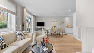 Una televisión, una chimenea