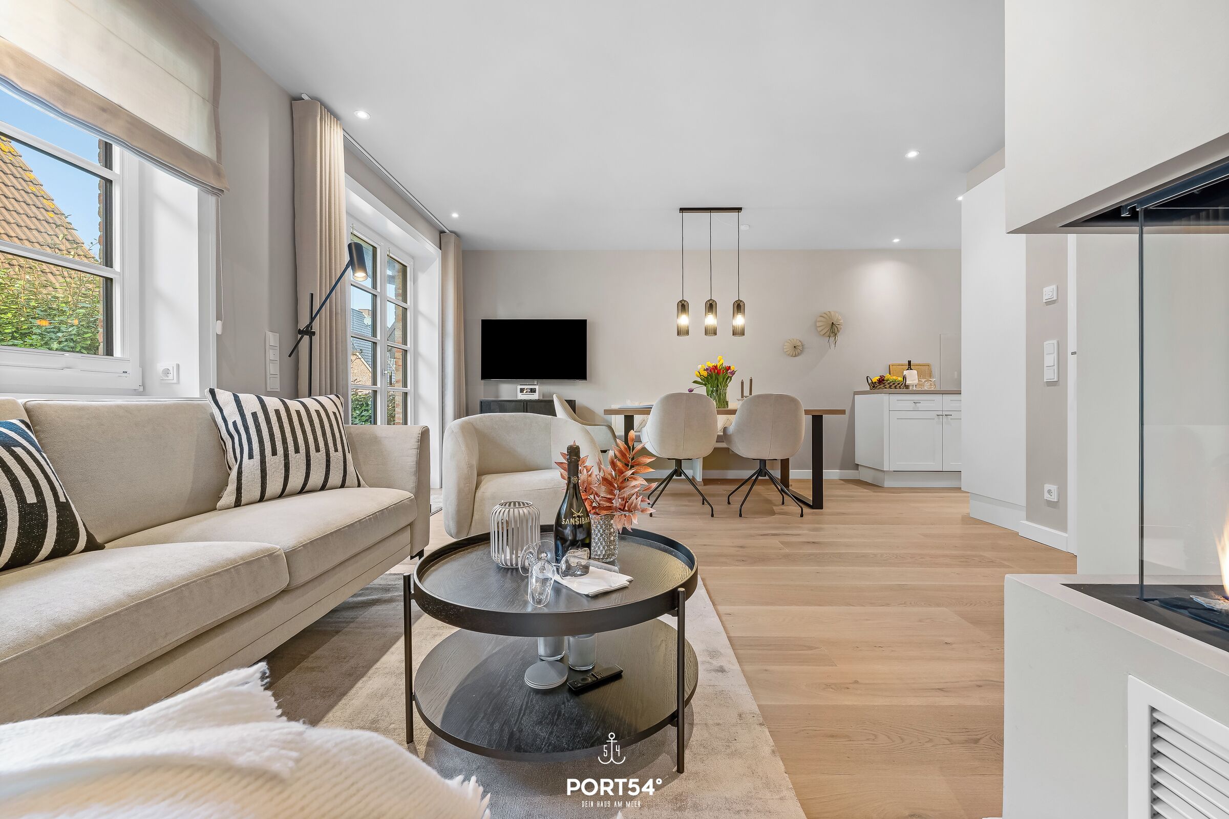 Una televisión, una chimenea