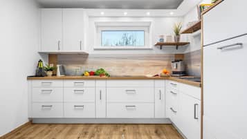 Een koelkast, een magnetron, een oven, een kookplaat