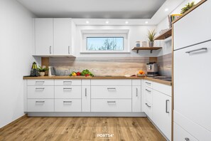 Een koelkast, een magnetron, een oven, een kookplaat