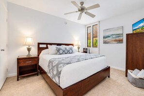 Room - Kamaole Sands 5-210 - Stunning 1BR/2BA, King Bed, Center-Cut Bldg 5, AC, Wi-Fi (Kihei)