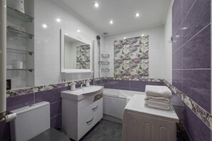 Regadera, secadora de cabello, toallas, shampoo 