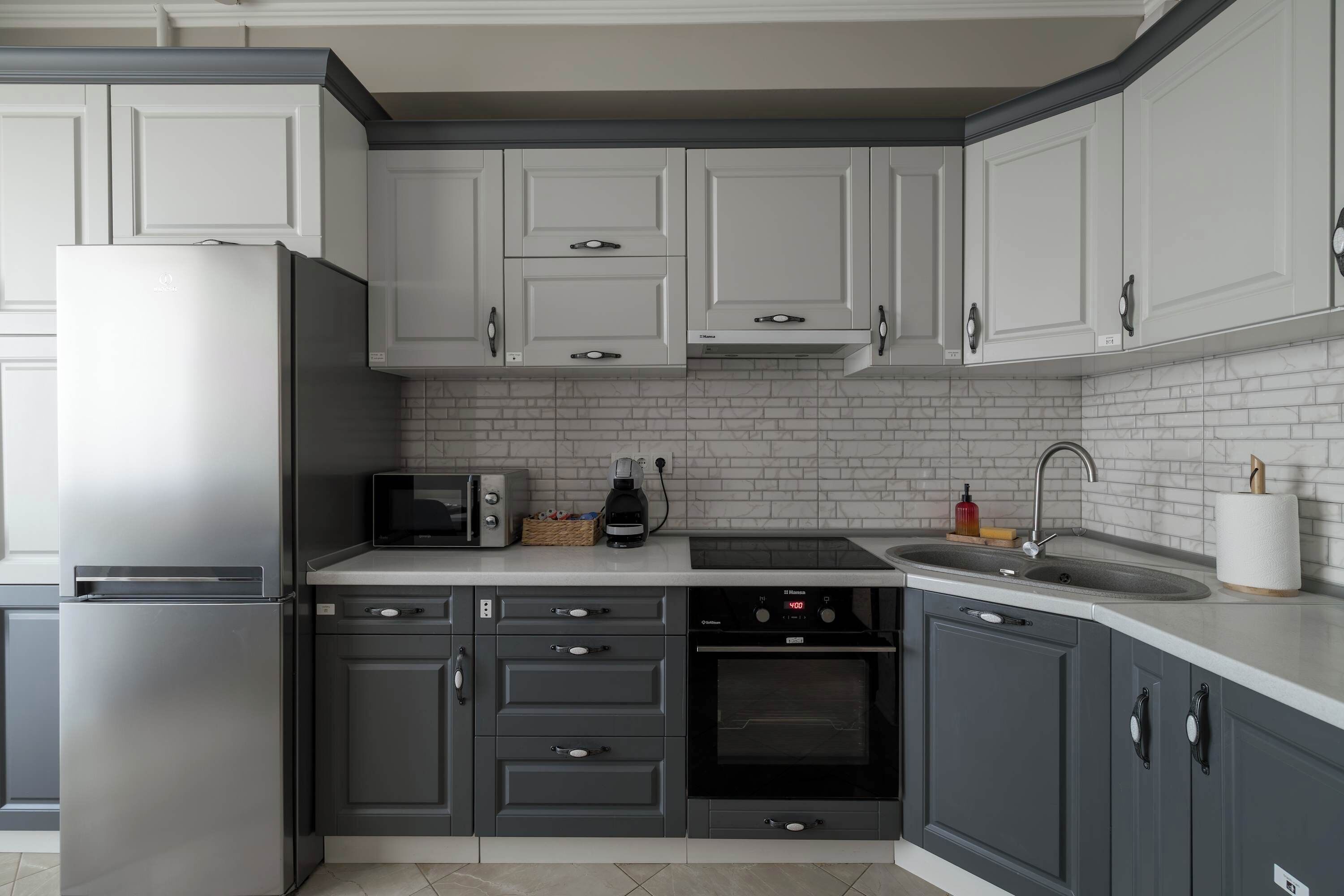 Réfrigérateur, micro-ondes, four, plaque de cuisson