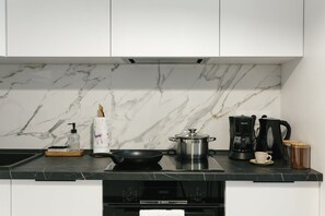 ثلاجة، ميكروويف، فرن، موقد طهي مسطح