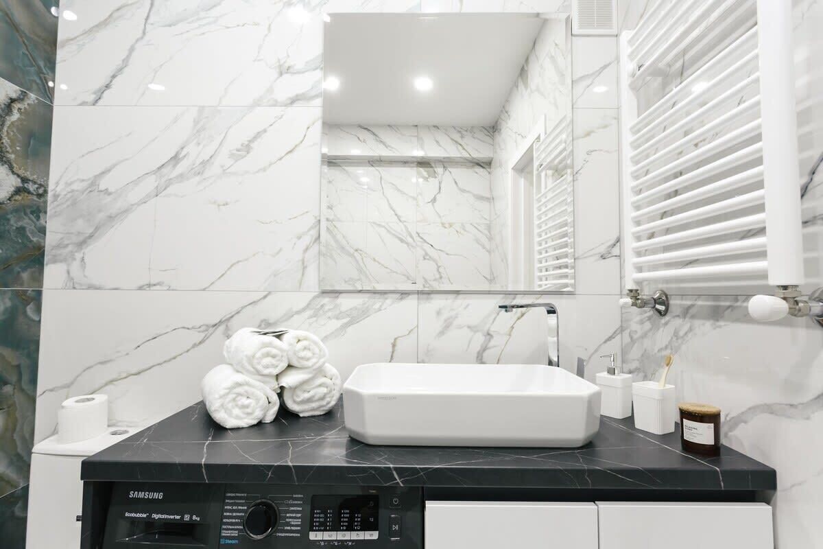 Shower, hair dryer, towels, shampoo