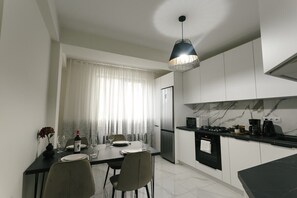 Frigorifero, microonde, forno, piano cottura