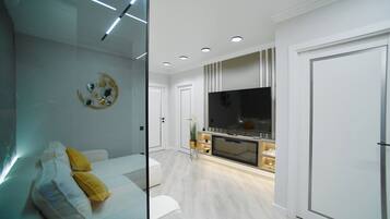 Télévision, cheminée, chaîne hi-fi, espaces bureaux