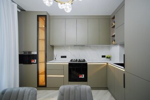 Kylskåp, mikrovågsugn, ugn och spishäll