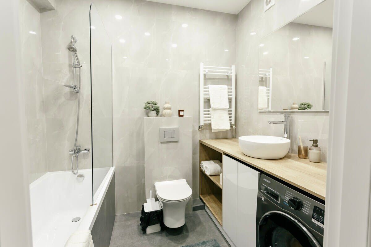 Shower, hair dryer, towels, shampoo