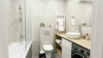 Douche, sèche-cheveux, serviettes fournies, shampoing