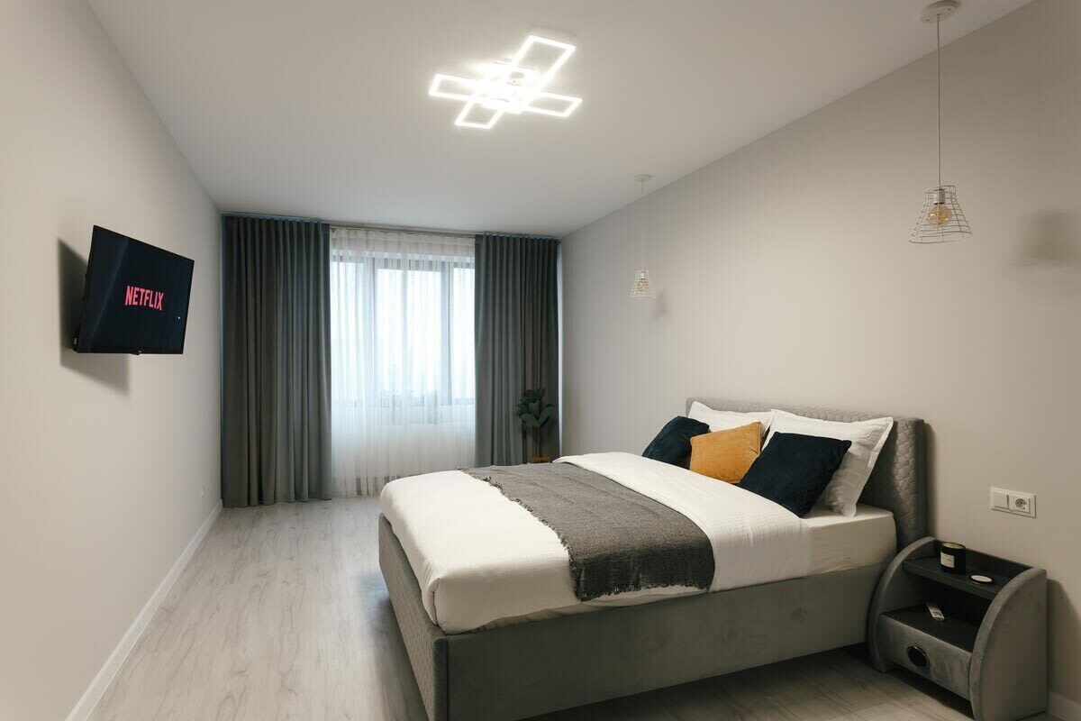 Desk, iron/ironing board, WiFi, bed sheets