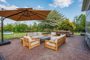 Outdoor dining - Legacy Lane Retreat sleeps up to 14 with tennis courts, pickleball courts, shuffleboard, fishing pond & more. (Washington Boro)