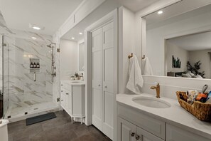 Secador de pelo, toallas