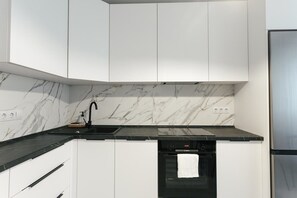 Réfrigérateur, micro-ondes, four, plaque de cuisson