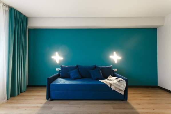 Télévision, cheminée, espaces bureaux