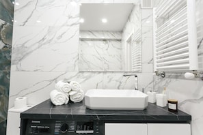 Doccia, asciugacapelli, asciugamani, shampoo