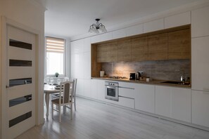 Fridge, microwave, oven, stovetop - SkyHouse City View 1,5BR Apartment, Enclosed Balcony - GrandStay (Chișinău)