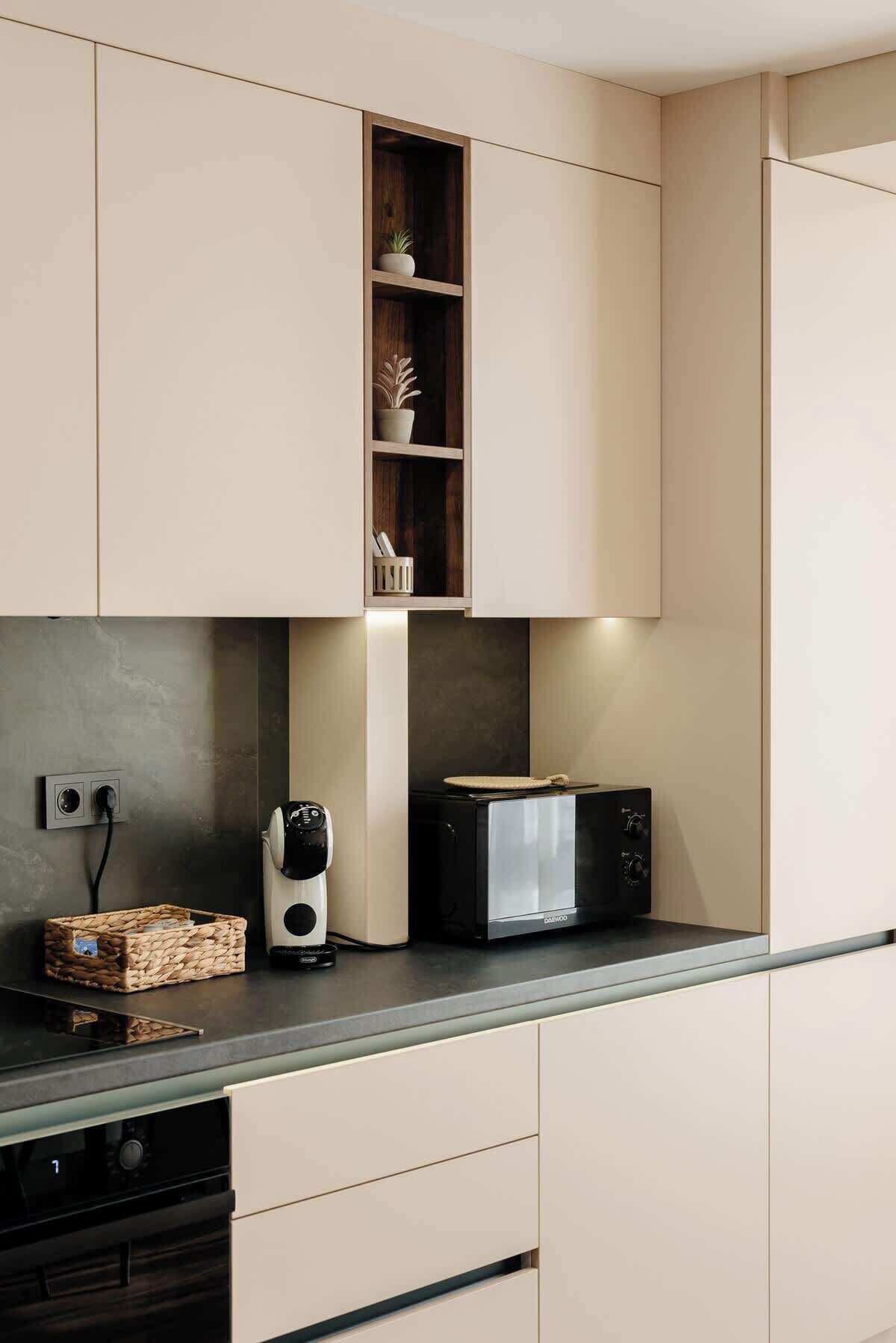 Réfrigérateur, micro-ondes, four, plaque de cuisson