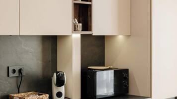 Réfrigérateur, micro-ondes, four, plaque de cuisson