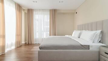 Iron/ironing board, WiFi, bed sheets