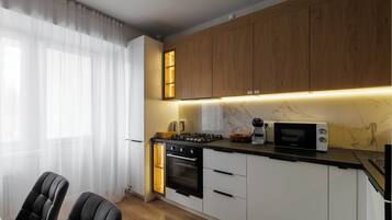 Kühlschrank, Mikrowelle, Ofen, Herdplatte