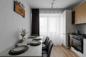 Fridge, microwave, oven, stovetop - 1BR- Balcony, Netflix, Nespresso, AC, Walk-to-Mall (Chișinău)