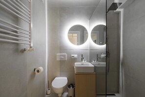 Douche, sèche-cheveux, serviettes fournies, shampoing