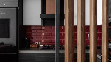 Réfrigérateur, micro-ondes, four, plaque de cuisson