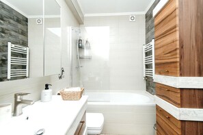 Douche, sèche-cheveux, shampoing