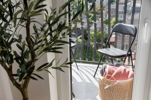 Elegant Apartment with Balcony, Dedicated Workspace, Coffee Station & 65″ Smart TV – GrandStay, Chisinau