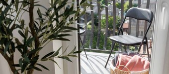 Elegant Apartment with Balcony, Dedicated Workspace, Coffee Station & 65″ Smart TV – GrandStay, Chisinau