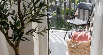 Elegant Apartment with Balcony, Dedicated Workspace, Coffee Station & 65″ Smart TV – GrandStay, Chisinau