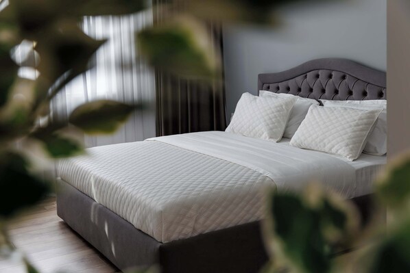 Työpöytä, silitysrauta/-lauta, Wi-Fi, vuodevaatteet