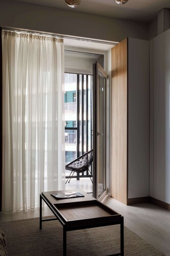 Sunrise Apt • Balcony • Netflix • AC