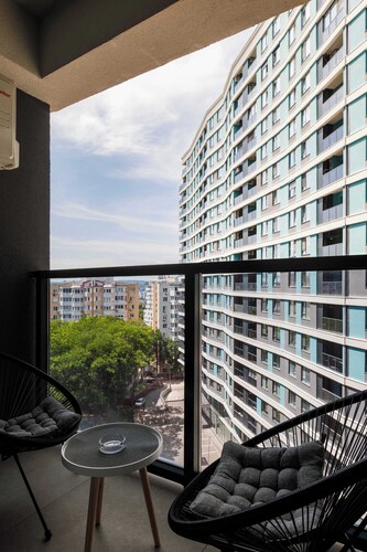 Sunrise Apt • Balcony • Netflix • AC