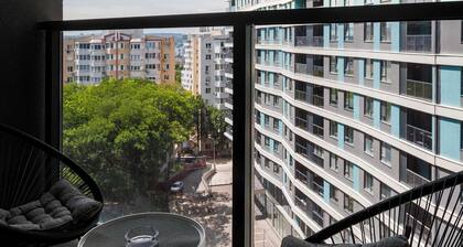 Sunrise Apt • Balcony • Netflix • AC