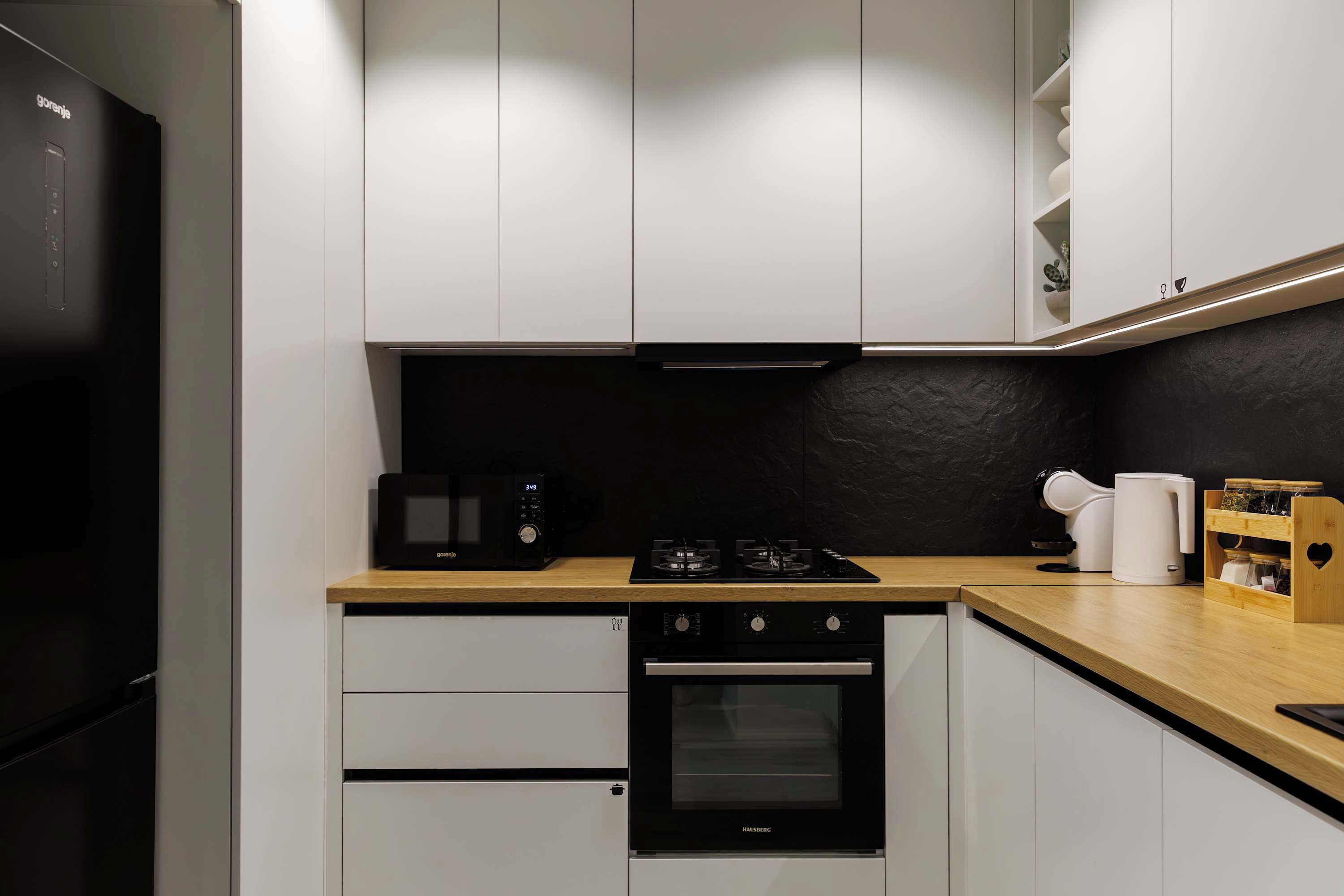 Een koelkast, een magnetron, een oven, een kookplaat