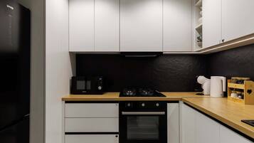 Een koelkast, een magnetron, een oven, een kookplaat