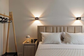 Escritorio, tabla de planchar con plancha, wifi y ropa de cama 