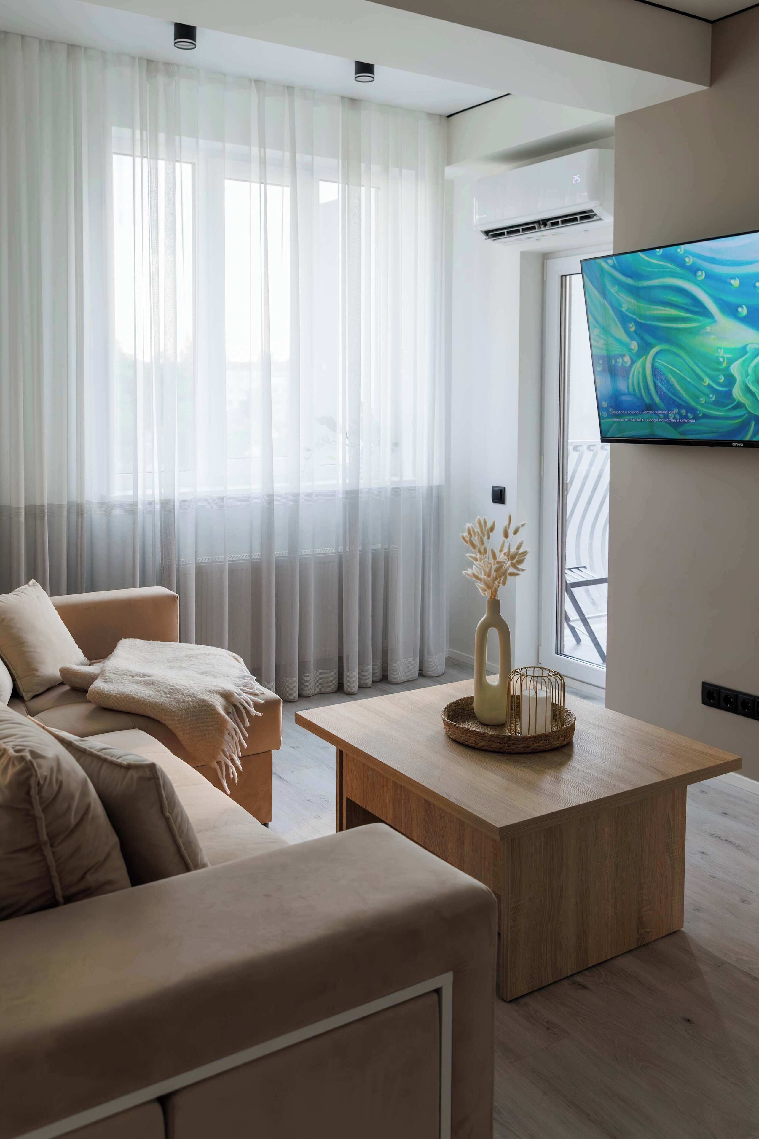 Una televisión, una oficina