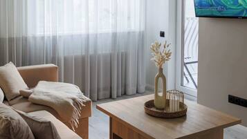 Una televisión, una oficina